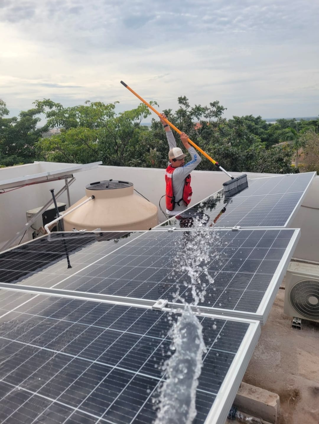 Equipo EVA Solar trabajando